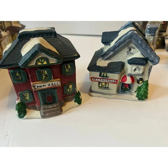 Greenbrier Intl. Lot of Twelve (12) Lighted Houses Stores, etc - Picture 6 of 12